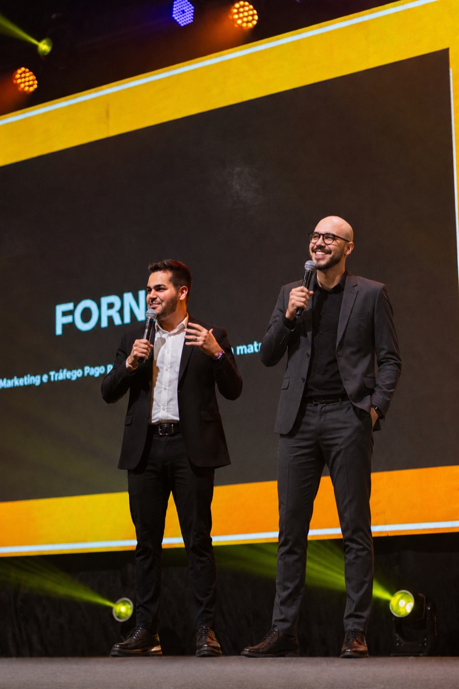 Dante Araújo e Gustavo Macedo no palco, em evento da Forno Lab